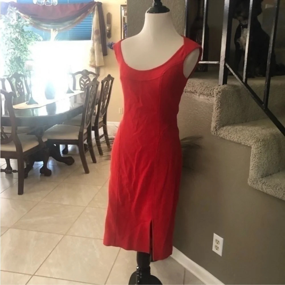 Escada Slit Dress Size 34
Fits like a small
Good condition
No flaws - Picture 2 of 8